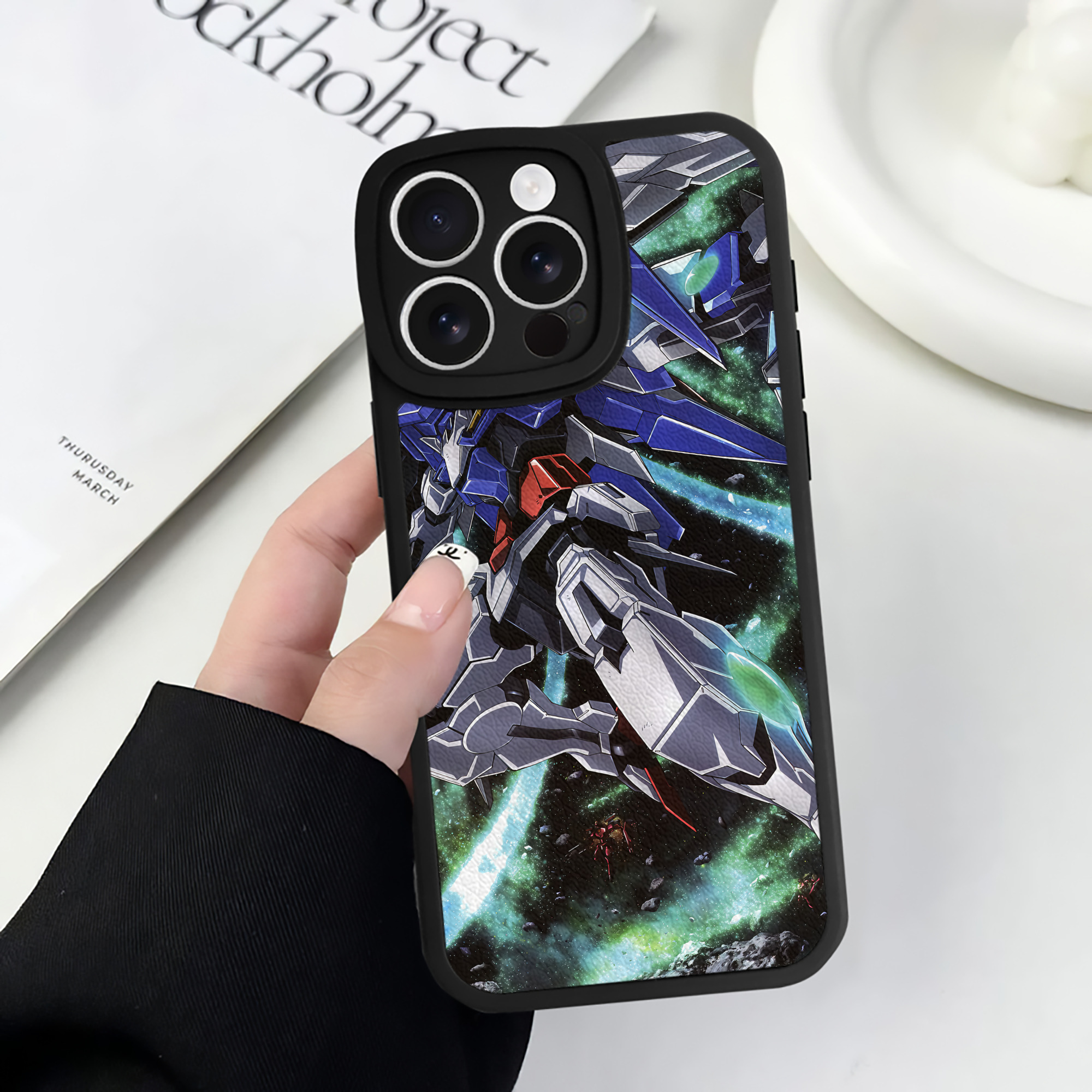 （画像用） 機動戦士ガンダム Mobile Suit Gundam 【iPhone 16シリーズ対応】シリコンスマホケース（レザー調） 材質：シリコン